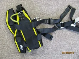 357104-PetzlFullBodyHarness.webp