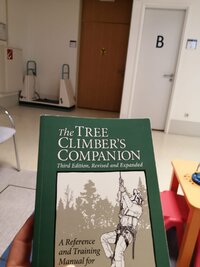 Boek lezen in de wachtzaal.jpeg