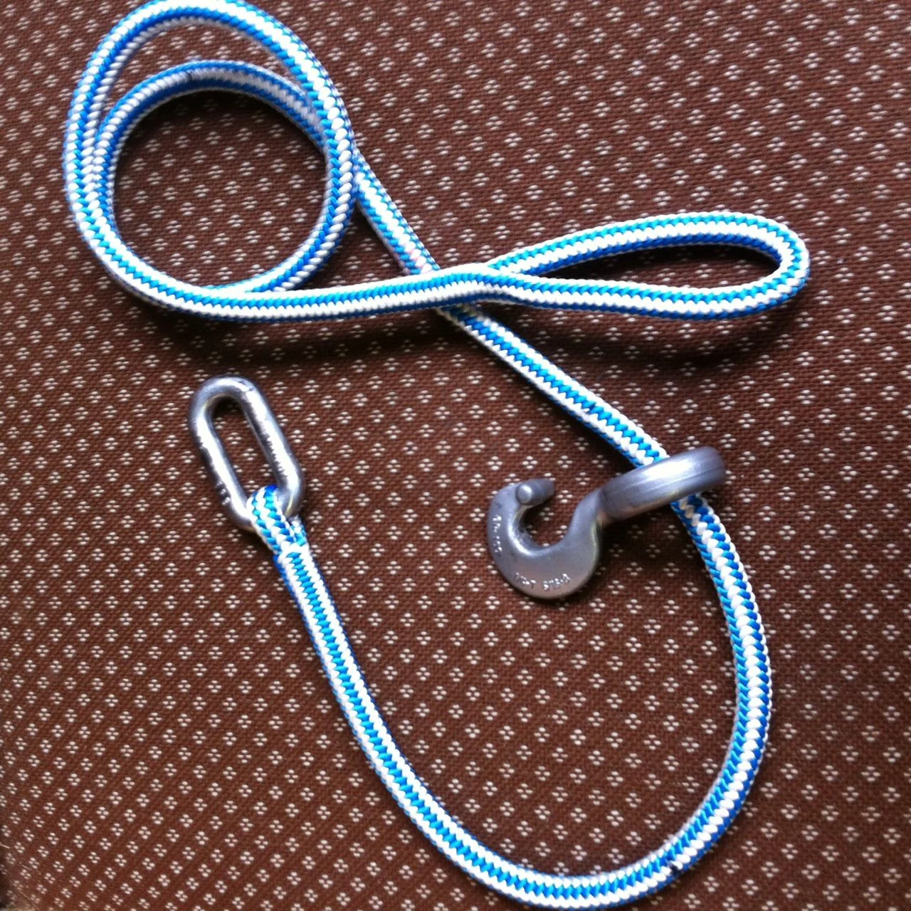 Detachable knotless rigging sling.